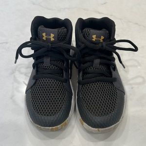 Like new UA boys basketball shoes size 13k